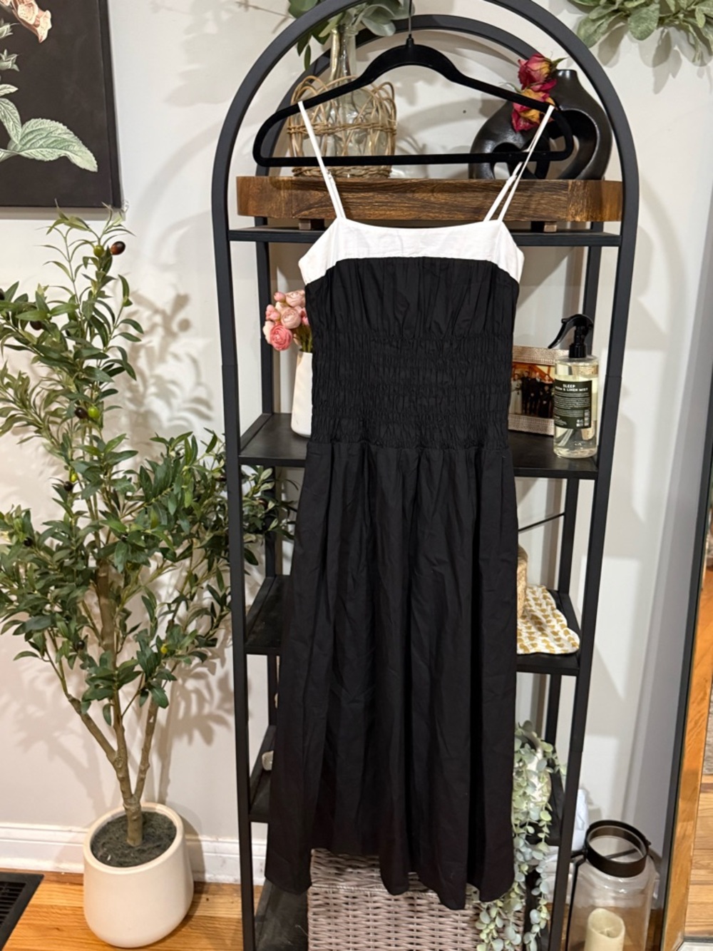 Moon River Black & White Smocked Midi Dress | Size Small